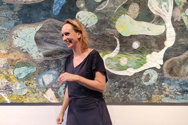 Rosa Roedelius vor ihrem Bild Korsika 2023 Mischtechnik Collage auf Leinwand